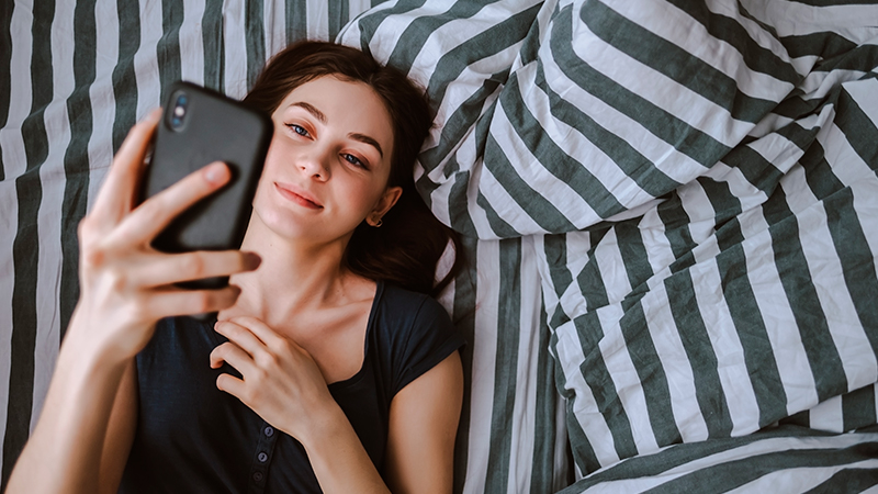 ragazza che guarda smartphone